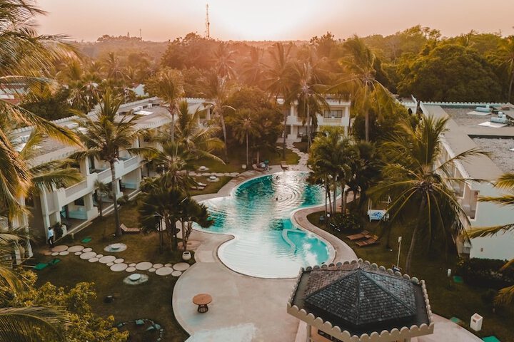 Pool 76 of 136
