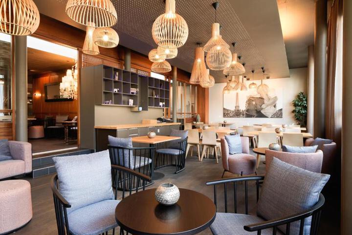 Lounge 2 of 23