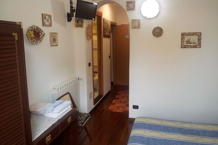 Room 4 of 18