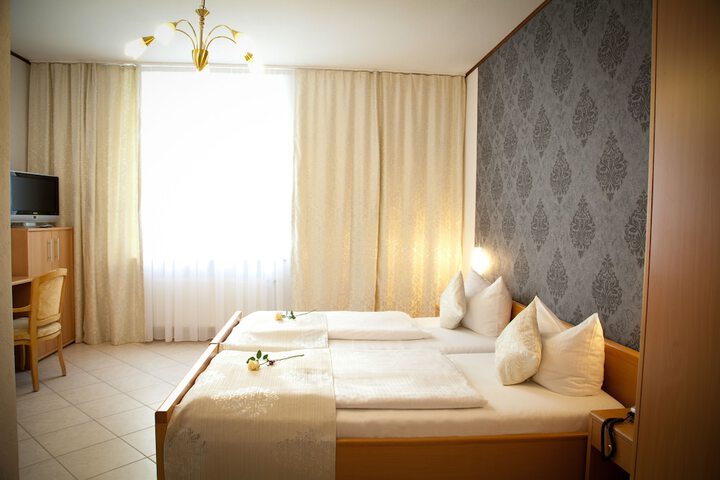 Room 2 of 43