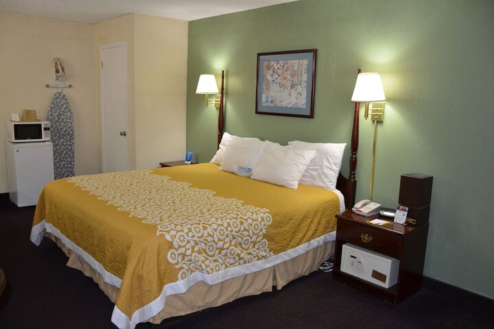 1 King Bed (9 of 19)