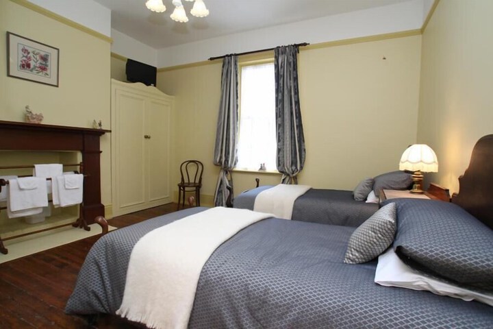 Room 5 of 28