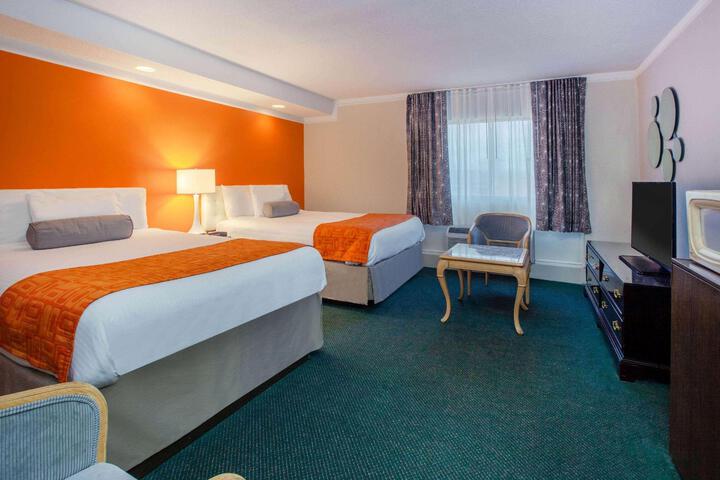 1 Queen Bed (3 of 21)