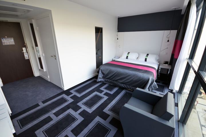 Room 4 of 173