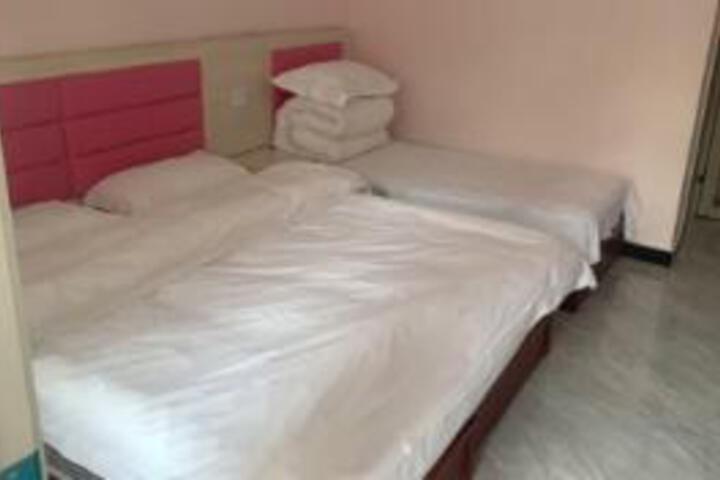 Room 6 of 8