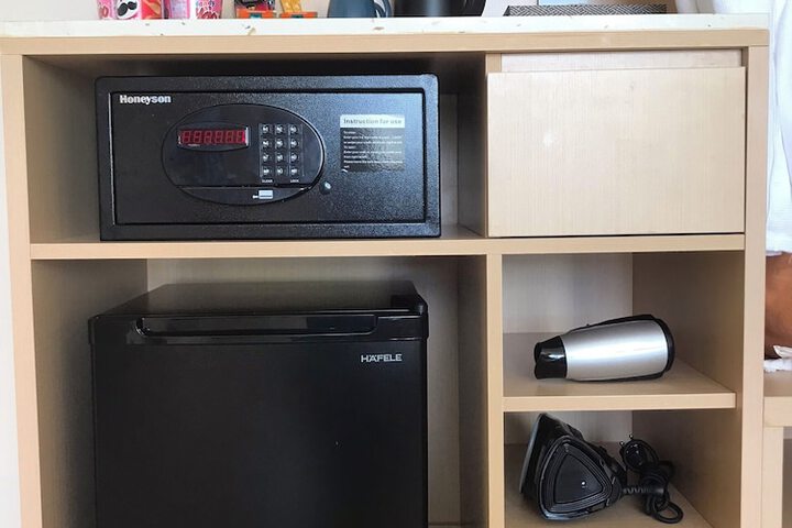 Room 10 of 32