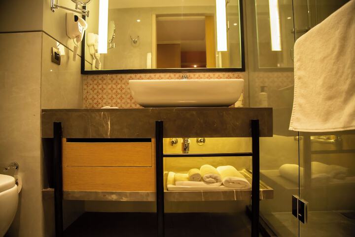 Room 33 of 45