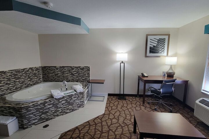 Suite 1 Queen Bed Sofa Bed Microwave and Refrigerator High Speed Internet Accessible Shower Only Full Breakfast (16 of 18)