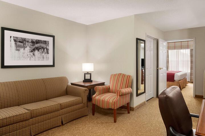 1 King Bed Accessible (2 of 10)