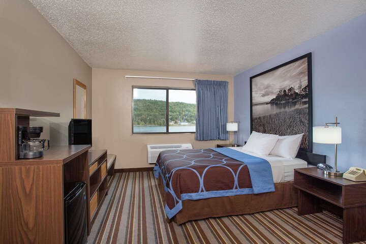 Room 4 of 25