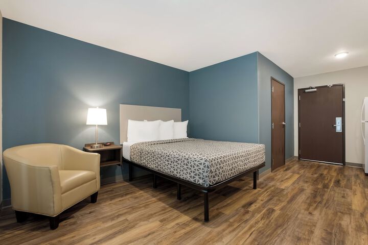 1 Queen Bed (8 of 32)