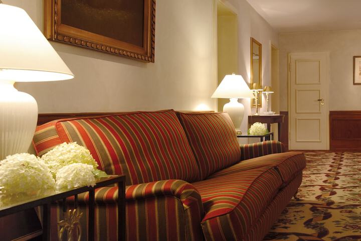 Ballroom/Hall 39 of 52
