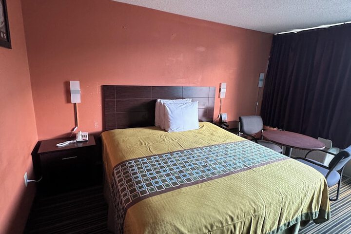 Room 4 of 7
