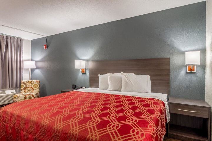 1 King Bed (3 of 13)