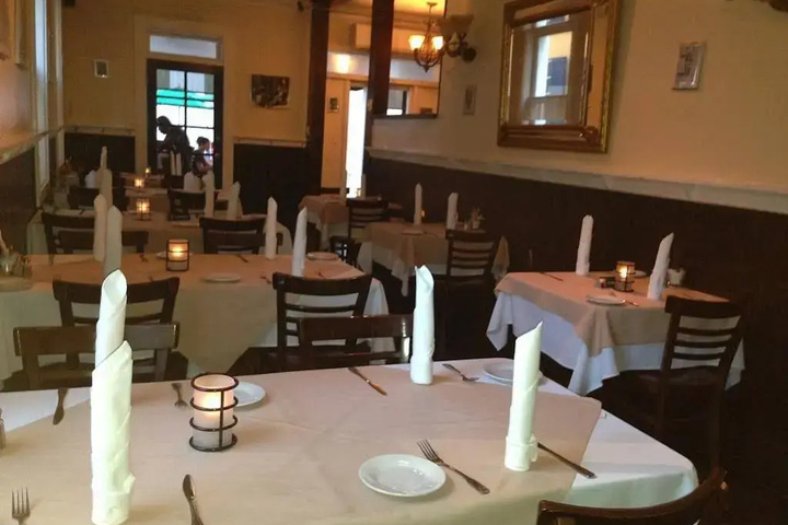 Dining 11 of 13