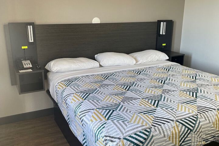 1 King Bed Micfridge (3 of 8)