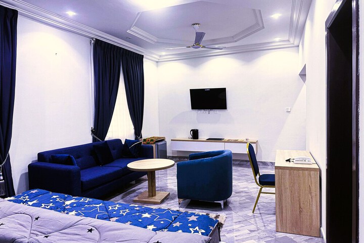 Room 10 of 29