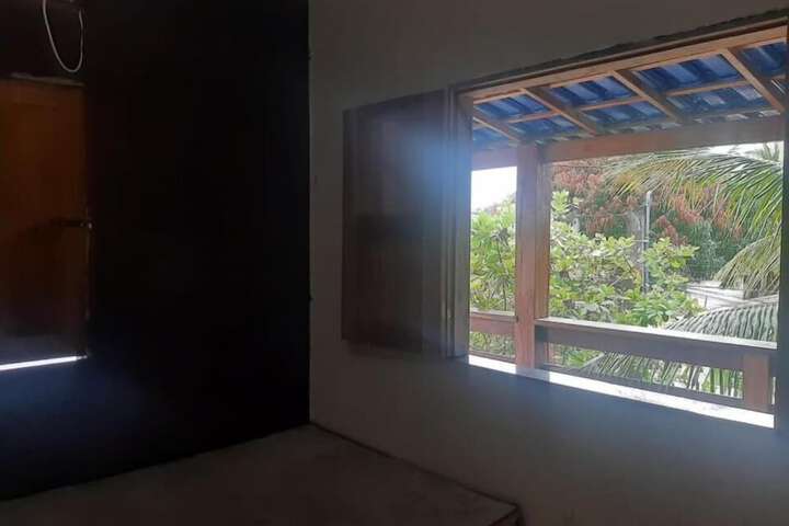 Room 4 of 33