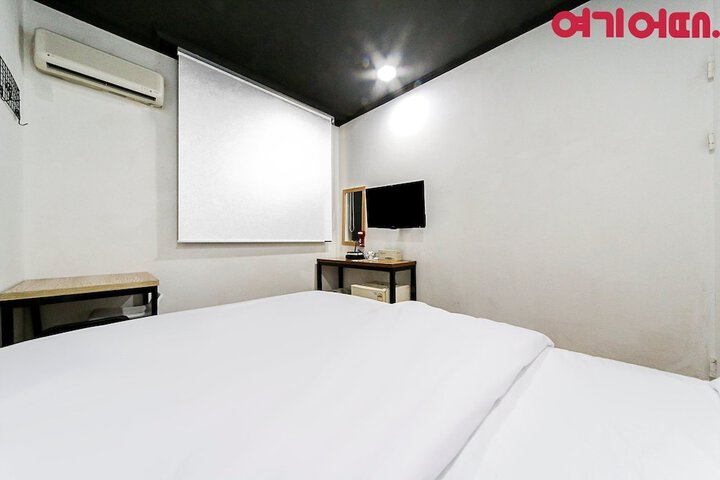 Room 27 of 32