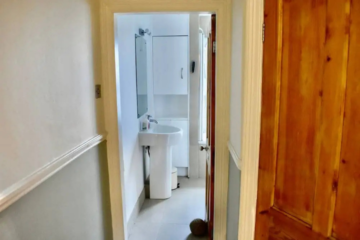 Room 8 of 16