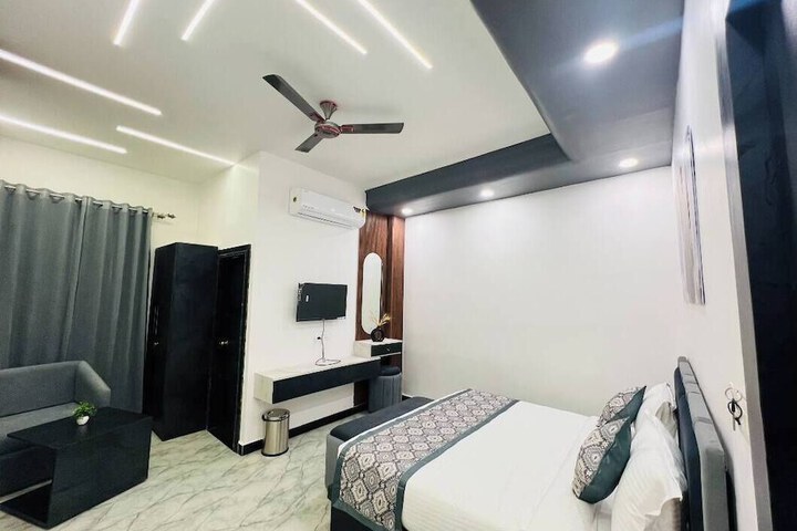Room 6 of 14
