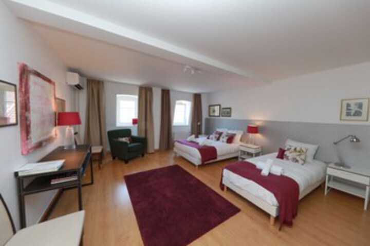 Room 9 of 16