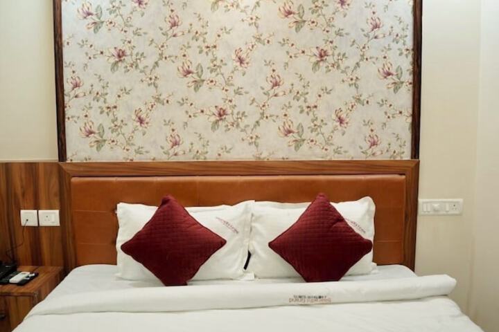 Room 5 of 9