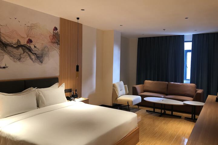 Room 4 of 8