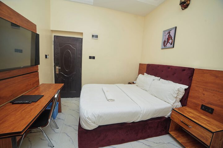 Room 6 of 14