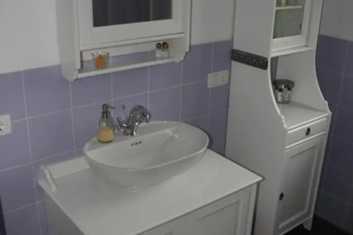 Room 4 of 9