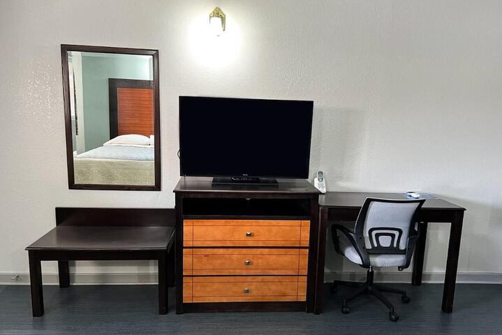 Basic Room 1 King Bed (5 of 5)