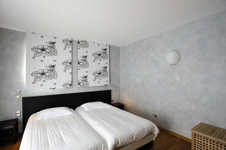 Room 3 of 32