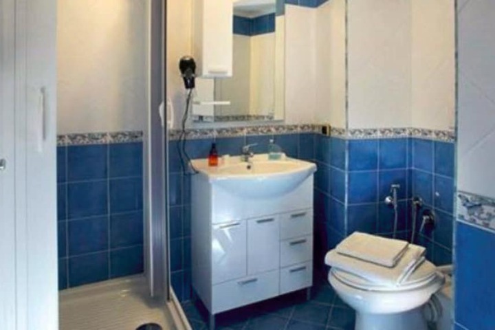 Room 10 of 12