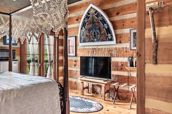 Snug Hug Queen Suite with Fireplace (102 of 131)
