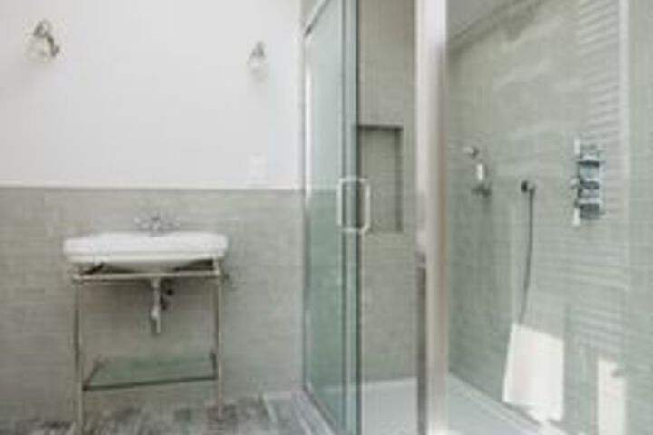 Room 6 of 28