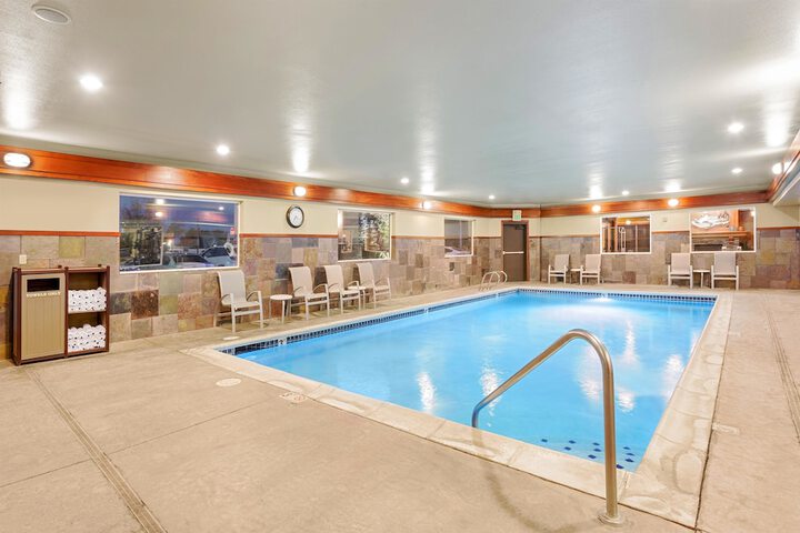 hotels in moses lake wa with indoor pools