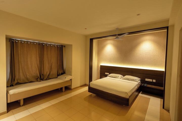 Room 8 of 12