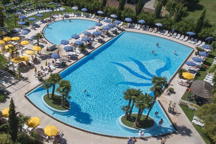 Hotel Pool