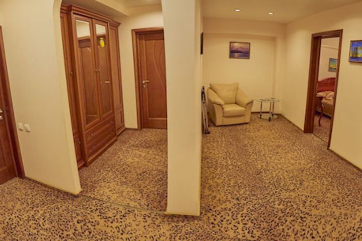 Room 7 of 33
