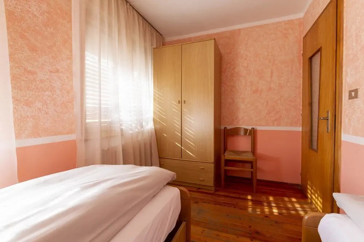 Room 5 of 10