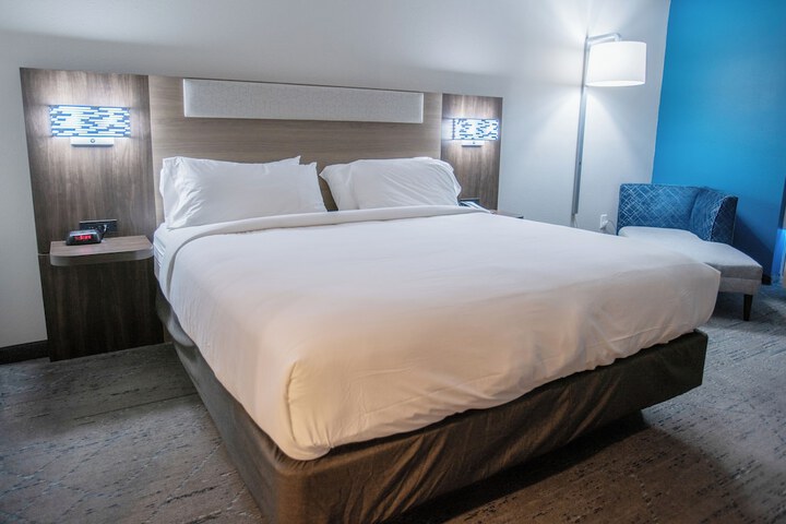 1 King Bed (8 of 20)