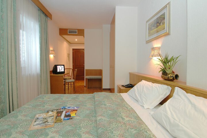 Room 4 of 34
