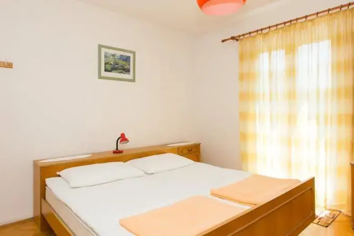 Room 5 of 9