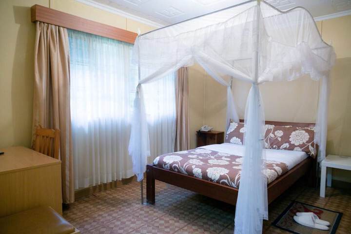 Room 5 of 9