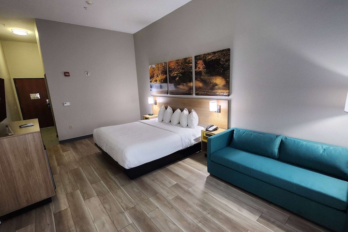 1 King Bed | (6 of 11)