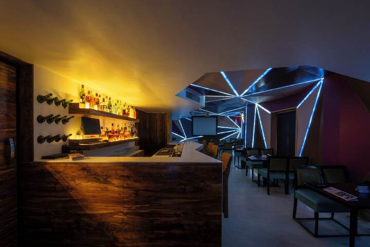 Lounge 64 of 83