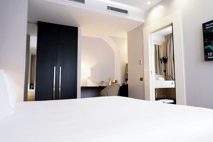 Room 32 of 85