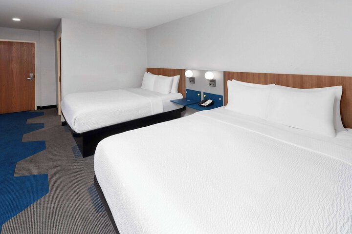 1 Queen Bed (6 of 20)