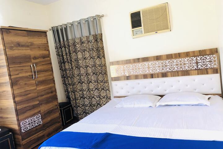 Room 6 of 12