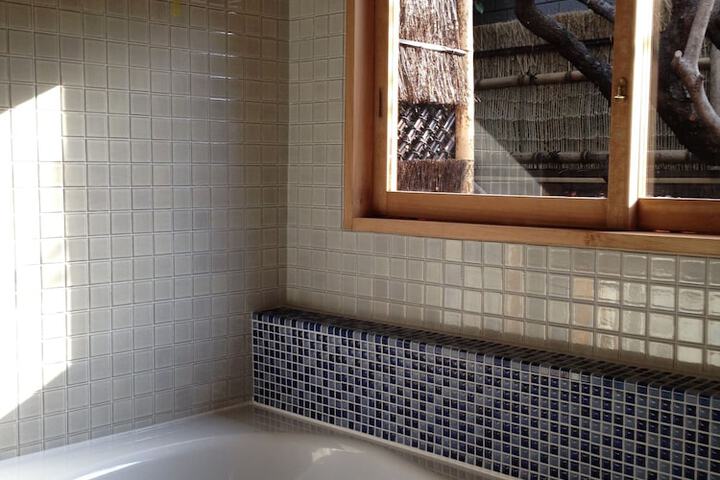 Deep soaking bathtub